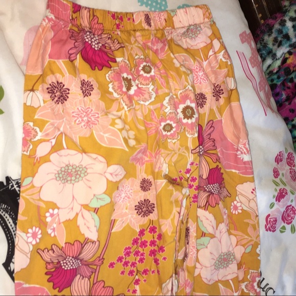 5/$20 Floral pattern Ruffle pants 🌸 - Picture 3 of 4